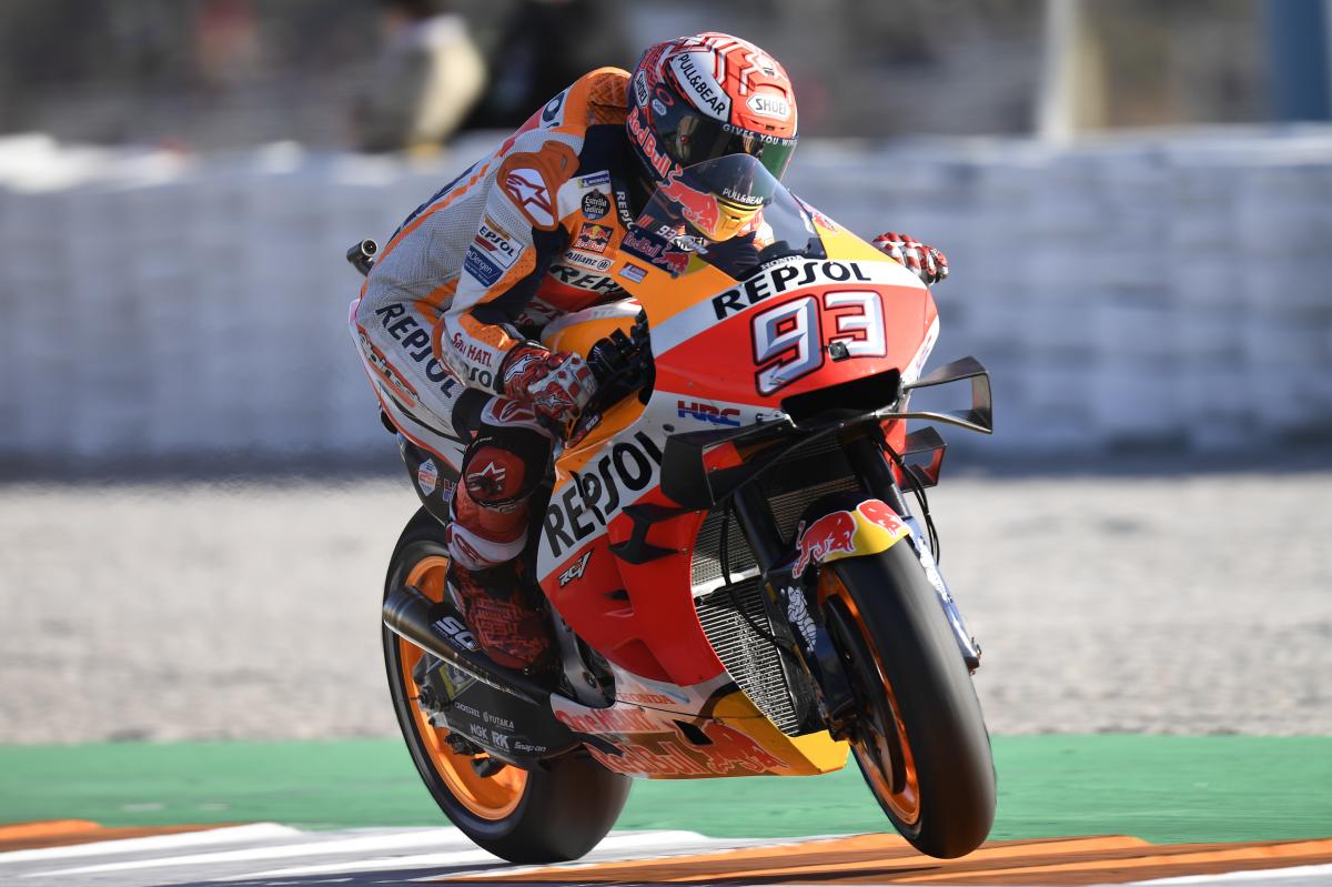 Márquez dominó el warm up con caídas y accidentes.