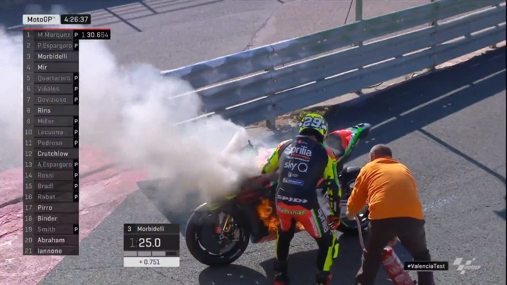 La Aprilia de Iannone se incendia en Cheste y se suspende con bandera roja.