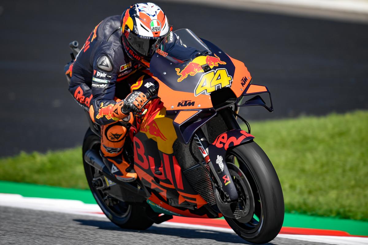 Pol Espargaró defiende la fortaleza de KTM frente a Ducati.