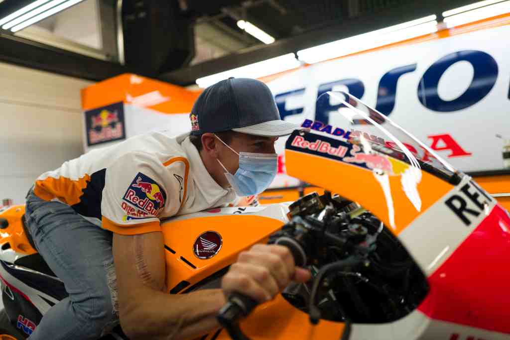 Márquez vuelve al paddock de MotoGP y se reencuentra con su moto Marc Márquez...