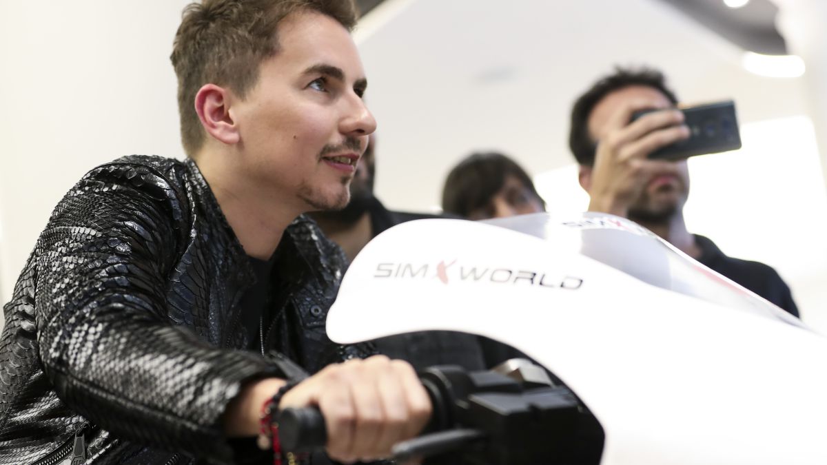 Lorenzo espera a Yamaha entre ofertas de Aprilia El pentacampeón quiere seguir en la...