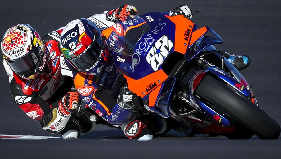 Oliveira logra la pole en Portimao, el campeón Mir 20º.