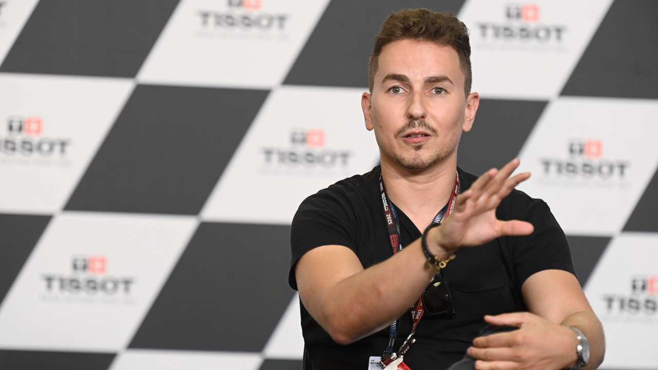 Andrea Iannone habla de su regreso mientras marca un caballito en T Max.