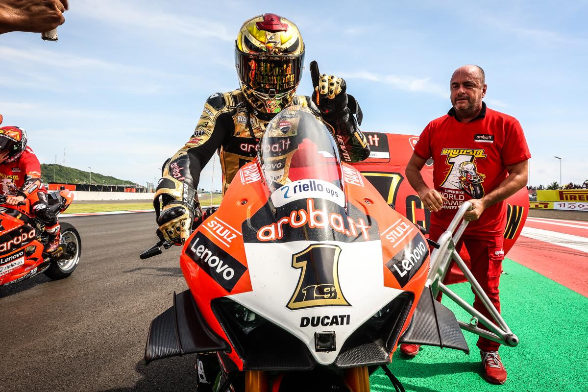 Bautista completa el histórico doble título de Ducati.
