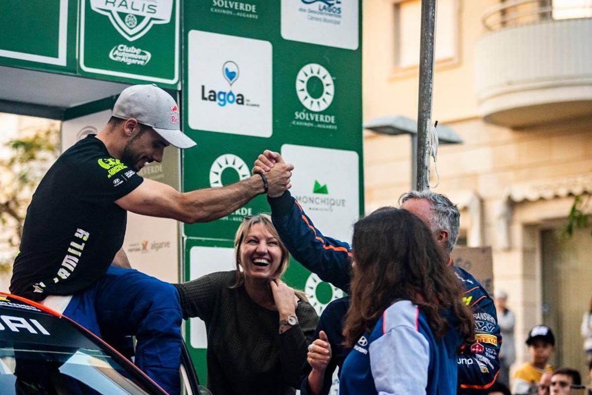 Oliveira en el podio del Rally Casinos do Algarve.