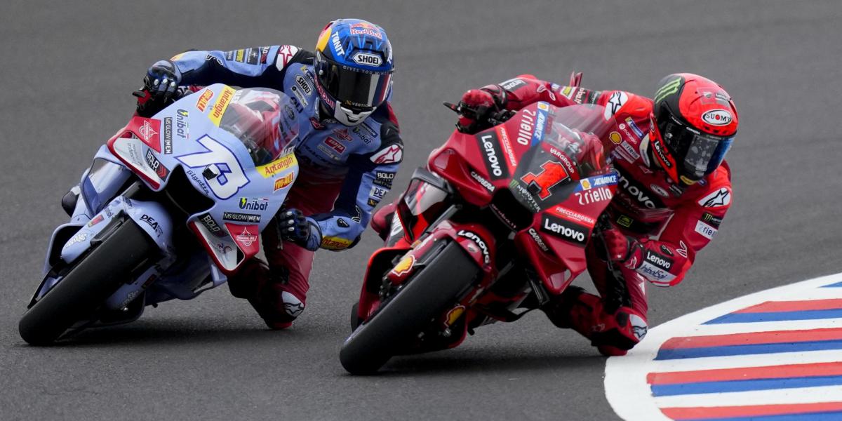 Bagnaia ganó la pole position tras un encontronazo con Alex Márquez.