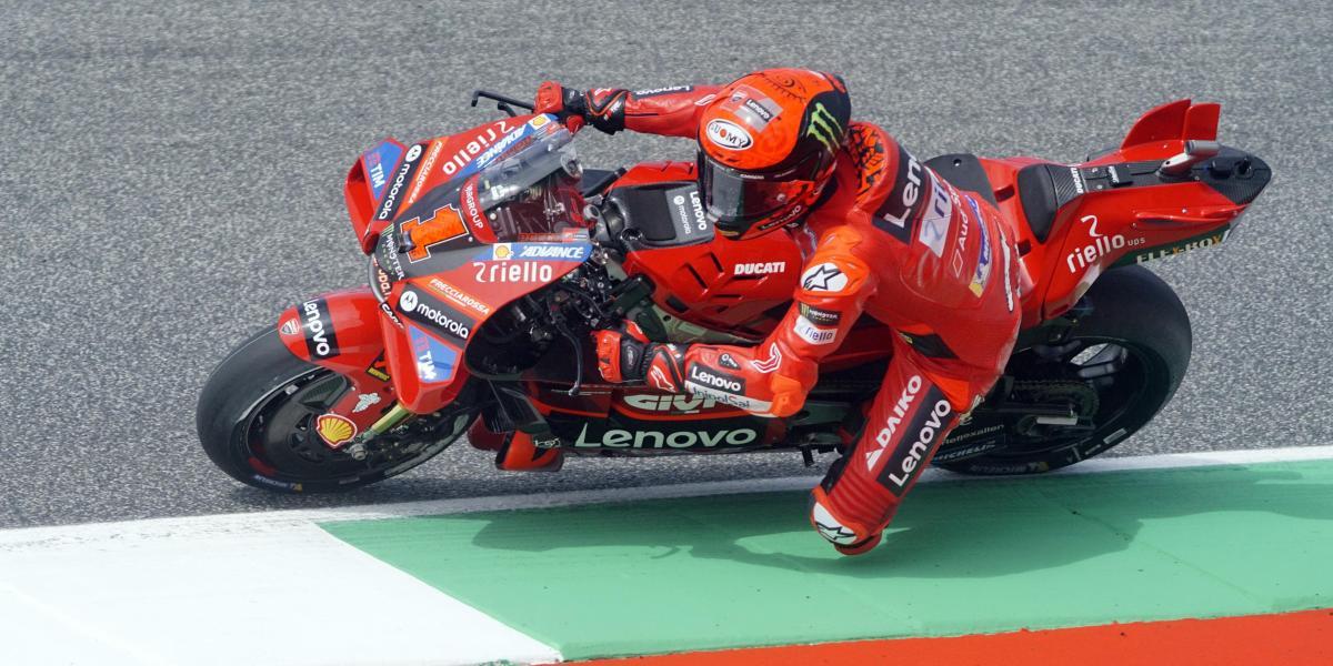 Bagnaia se enfada y aguanta a Márquez para lograr la pole.