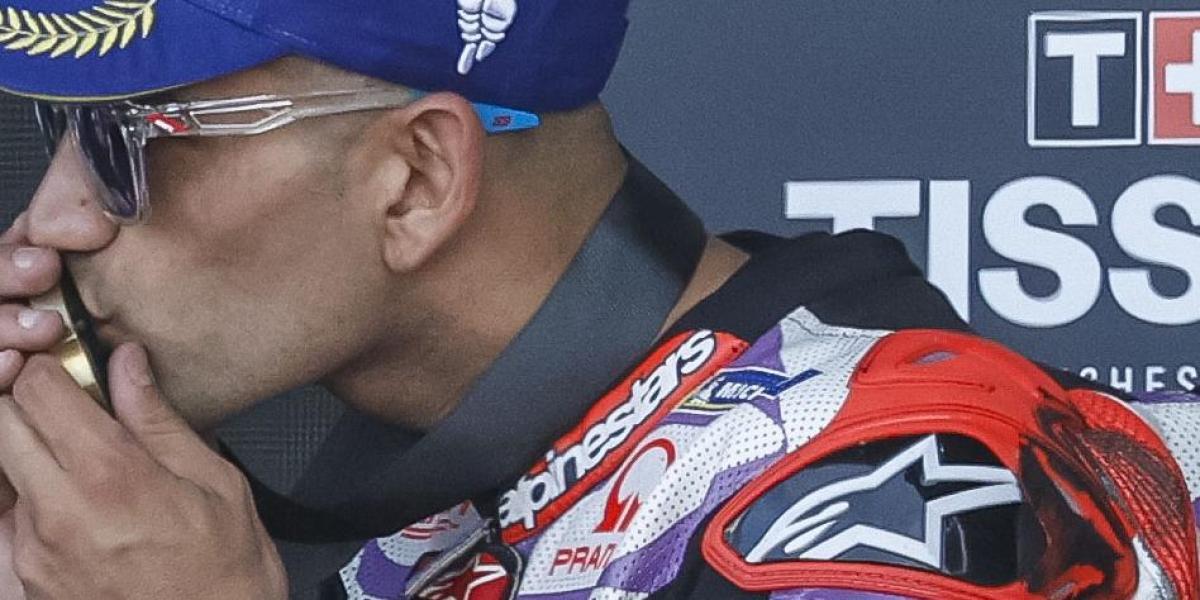 Así quedó el traje de Jorge Martín tras chocar con Marc Márquez en el...
