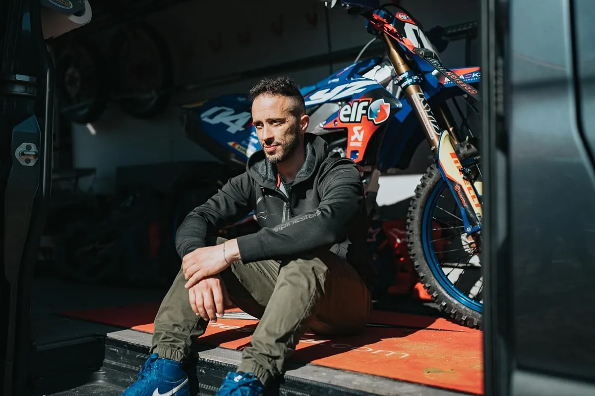 Dovizioso casi se cae durante los entrenamientos de motocross.
