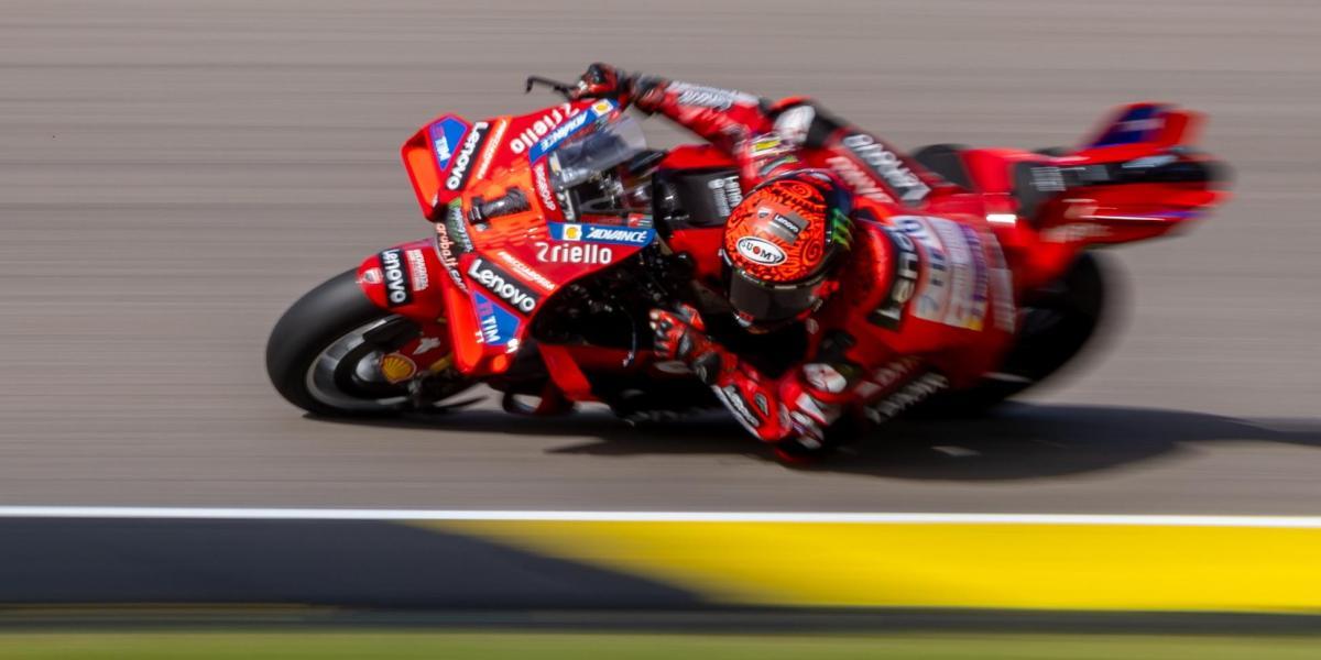 Locura en Sachsenring: Martin da la victoria y el liderato a Bagnia, con Marc...