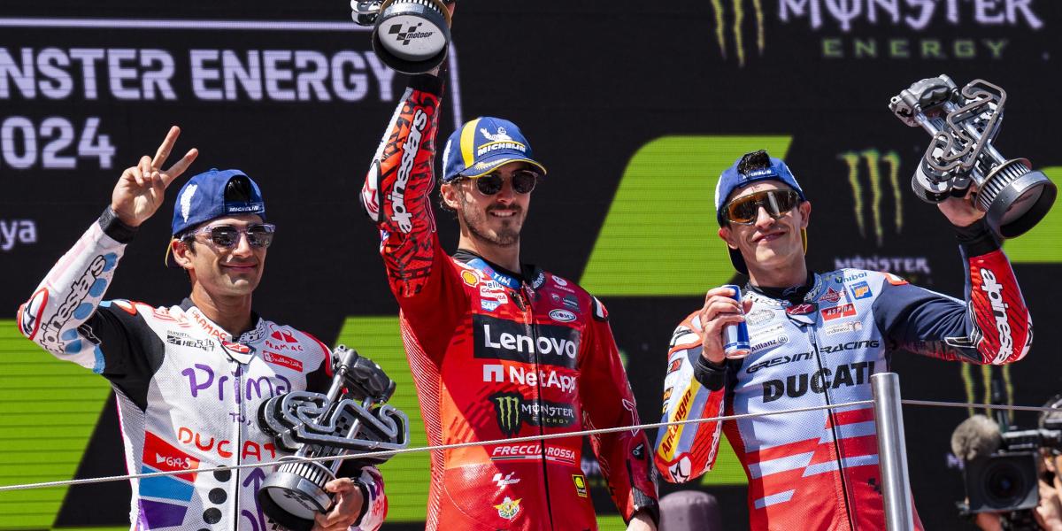 Marc Márquez se encuentra justo detrás del líder, mientras que Bagnaia está fuera de...