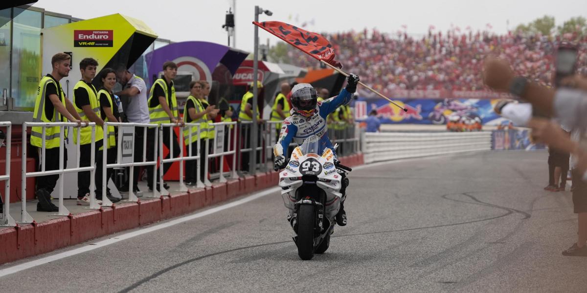 Marc Márquez dedica su victoria a la familia Gresini.