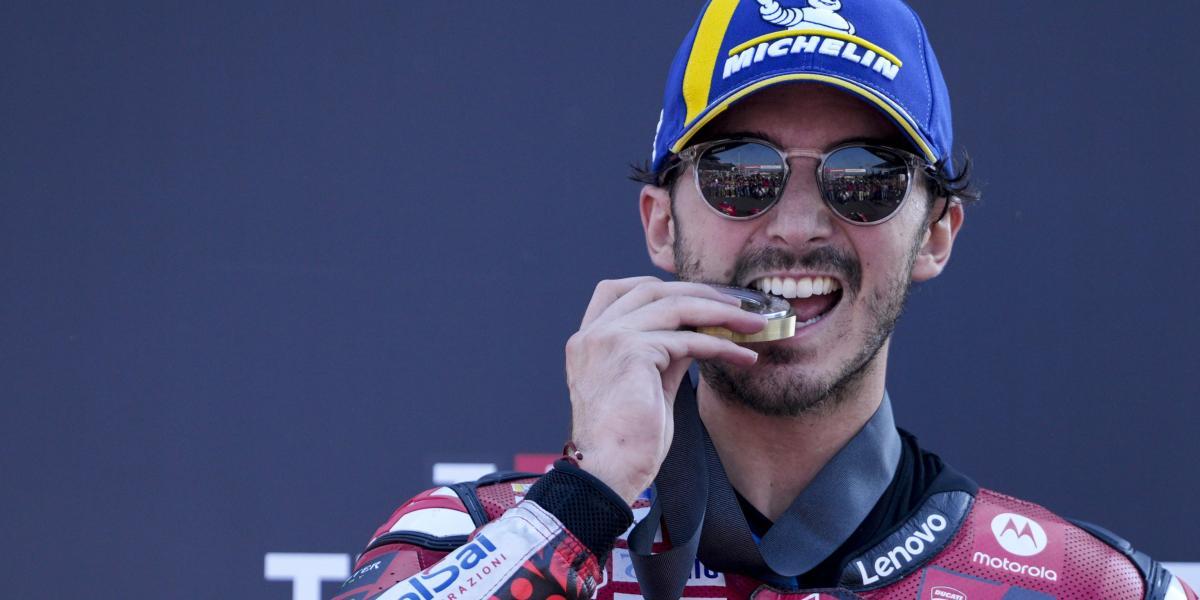 Pecco Bagnaia vuelve a fallar en una buena salida.