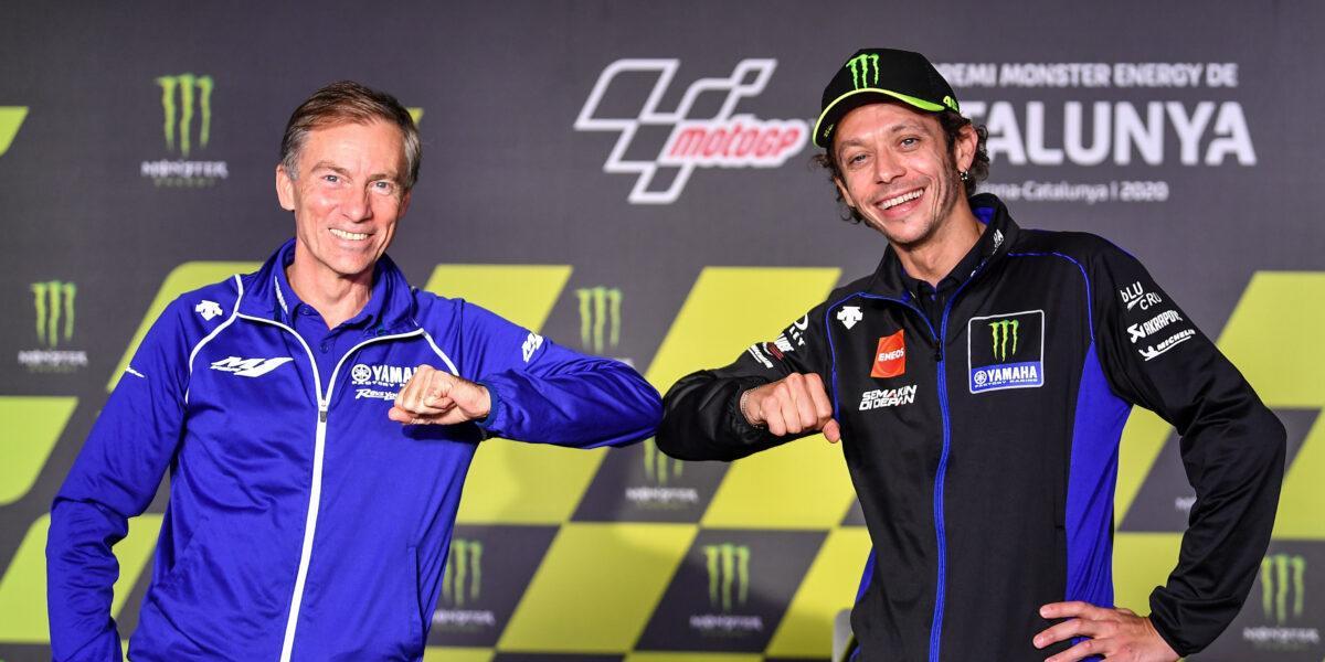 Yamaha recuerda las insólitas negociaciones con Valentino Rossi: «Nos escondíamos debajo de la mesa».