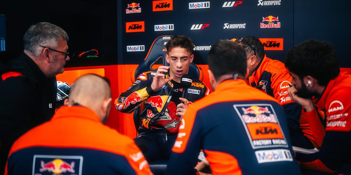 Acosta pide a sus compañeros de KTM que no se pisen El español, que...