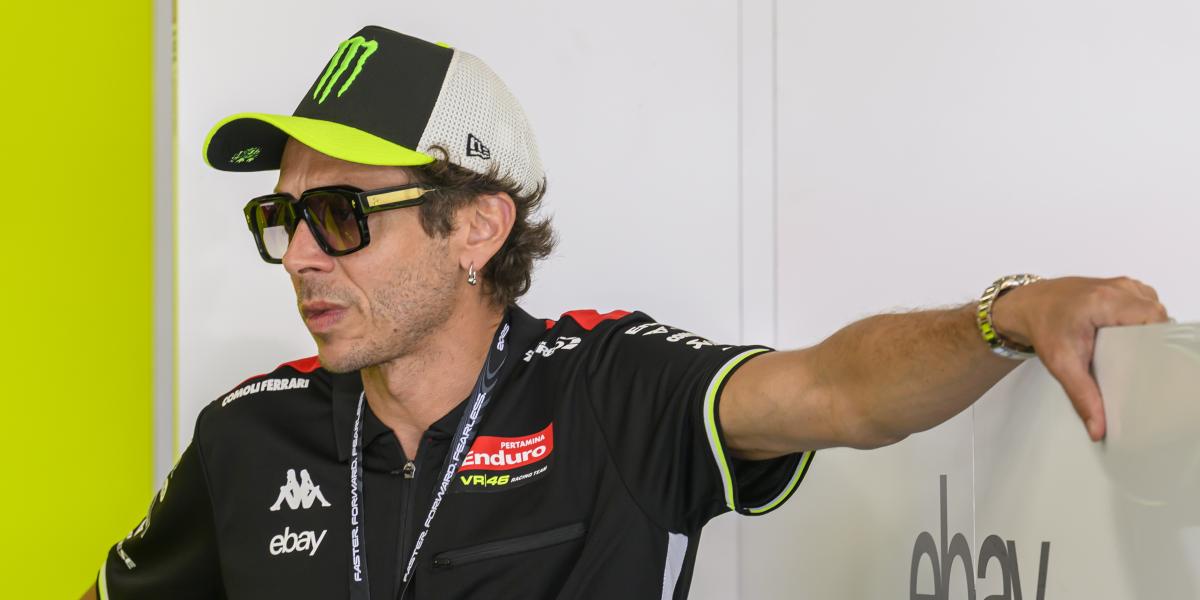 Las redes sociales se incendian por la reacción de Valentino Rossi ante la caída...