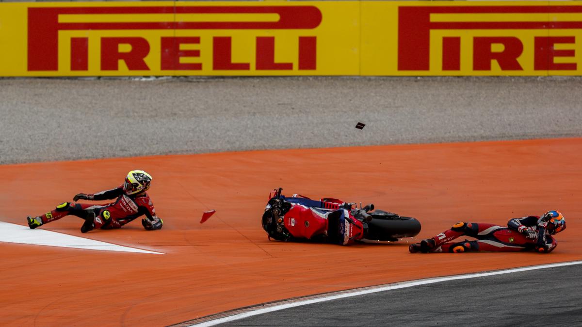 Joan Mir, penalizado con una *long lap*, lamenta haber derribado a su colega Marini:...