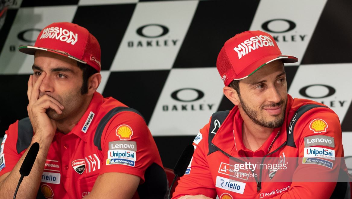 Foto Petrucci y Dovicioso, pilotos de MotoGP del equipo Ducati en una rueda de prensa